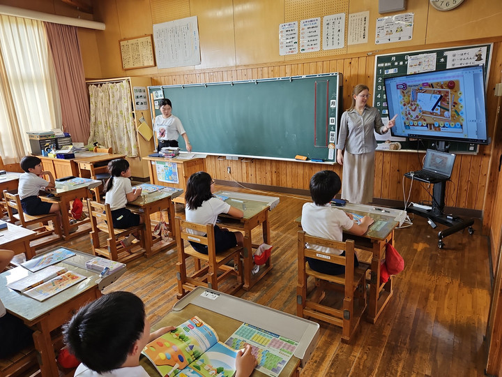 小学校全集 眩しかったけど、はいポーズ！～全校集合写真 | 木祖村立木祖小学校